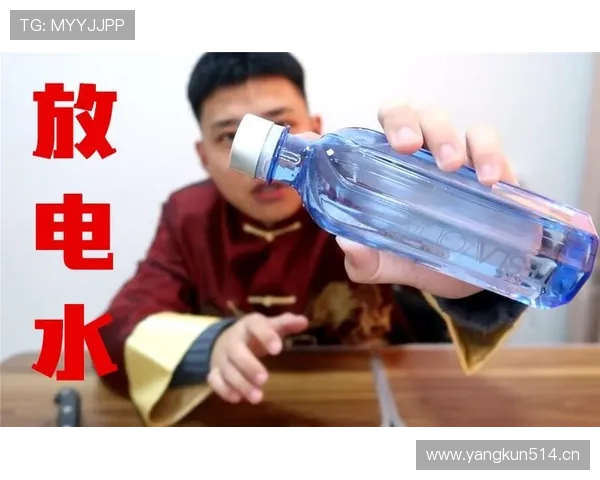 特雷·杨家的冰箱里塞满了能量饮料，训练完直接拿瓶当水喝